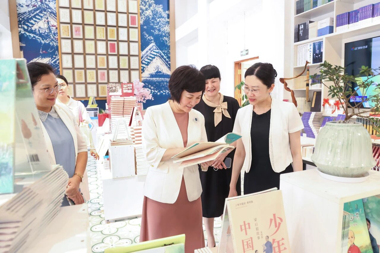 省妇联主席谭萍一行赴江门开展妇女儿童工作专题调研